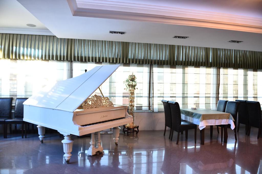 Era Palace-2